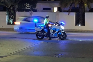 Polis a actua pa tiramento di boter riba parkeerplaats na Linear Park