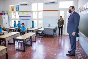 Gobernador di Aruba a bishita Maria School na Santa Cruz