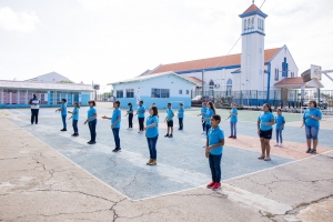 Gobernador di Aruba a bishita Maria School na Santa Cruz