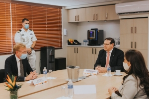 Gobernador a  bishita COVID19 Testcenter na aeropuerto