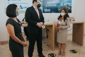 Gobernador a  bishita COVID19 Testcenter na aeropuerto