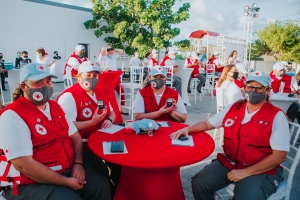 A reconoce voluntarionan di Cruz Cora Aruba pa e trabou duro durante programa di ayudo Covid-19