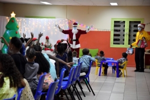  Ministerio boluntario di Freewinds a yuda Santa trece un pasco inolvidabel pa e muchanan