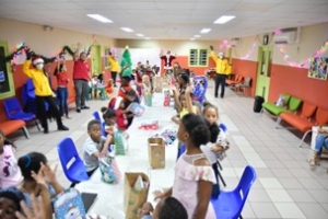  Ministerio boluntario di Freewinds a yuda Santa trece un pasco inolvidabel pa e muchanan