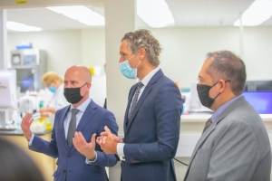 Raymond Knops a bishita Hospital Horacio Oduber diamars