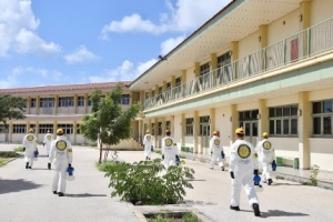 Boluntarionan di Freewinds a sigui desinfecta scolnan na Aruba 