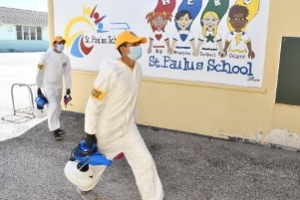 Boluntarionan di Freewinds a sigui desinfecta scolnan na Aruba 