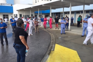 Trahadornan di hospital a pone trabou abou pa protesta