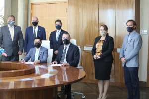 RdA y Eagle LNG a firma acuerdo pa desaroya facilidad di gas na Aruba
