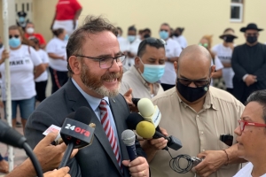 Un grupo di werkster di SKOA a bay den accion y protesta cerca minister