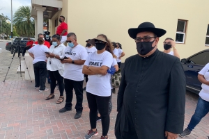 Un grupo di werkster di SKOA a bay den accion y protesta cerca minister