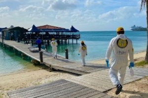 E boluntarionan di Freewinds a sigui desinfecta contra Covid19 