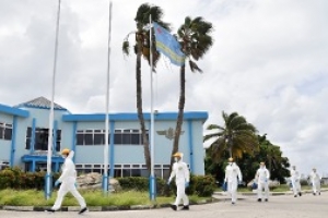 E boluntarionan di Freewinds a sigui desinfecta contra Covid19 