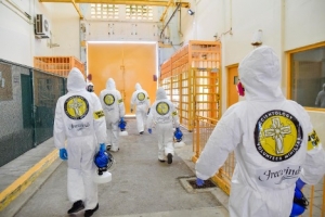 E boluntarionan di Freewinds a desinfecta KIA contra Covid19  