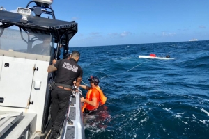 Polis Maritimo a rescata dos persona dos miya pabou di Aruba
