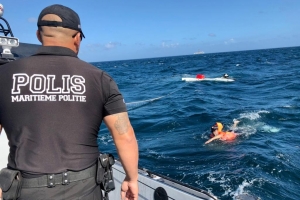 Polis Maritimo a rescata dos persona dos miya pabou di Aruba