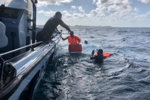 Polis Maritimo a rescata dos persona dos miya pabou di Aruba
