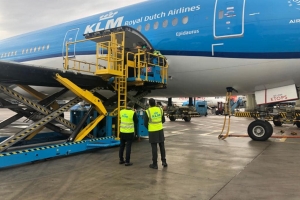 Vacuna contra Covid19 ta riba avion di KLM rumbo pa Aruba!