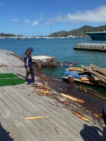 Mega yate a perde control y crash den pier na St Maarten Yacht Haven 