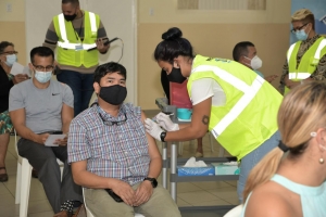 Oduber: Diaranson a cuminsa cu e segunda tanda di vacuna