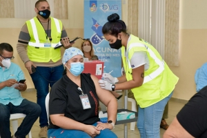 Oduber: Diaranson a cuminsa cu e segunda tanda di vacuna