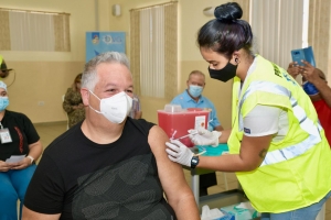 Oduber: Diaranson a cuminsa cu e segunda tanda di vacuna