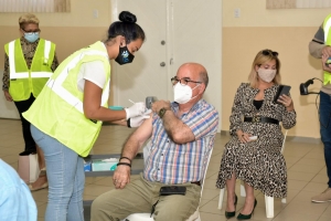 Oduber: Diaranson a cuminsa cu e segunda tanda di vacuna