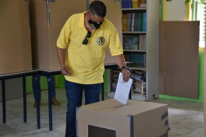 Prome minister di Corsou Eugene Rhuggenaath a vota pa eleccion parlamentario  