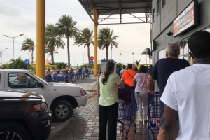 Filanan largo na supermercadonan diasabra a causa aglomeracion henter dia 