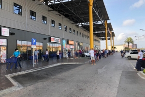 Filanan largo na supermercadonan diasabra a causa aglomeracion henter dia 