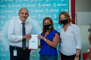 SETAR a reparti 800 tablets pa scolnan secundario