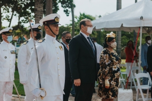 Gobernador di Aruba a asisti na ceremonia protocolario di Dia di Rey