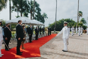 Gobernador di Aruba a asisti na ceremonia protocolario di Dia di Rey