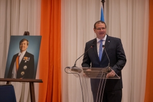 Un total di 33 persona a ricibi Condecoracion Real awe na Aruba 