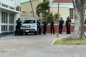 Presencia grandi di polis pafo di Parlamento pa controla protesta riba cambio electoral sugeri 