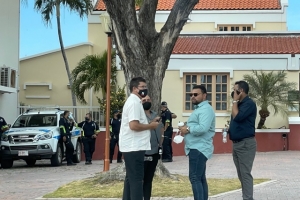 Presencia grandi di polis pafo di Parlamento pa controla protesta riba cambio electoral sugeri 