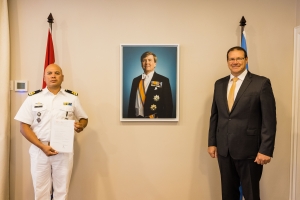 Gobernador di Aruba a otorga Decreto Real na dos marinier Arubiano   