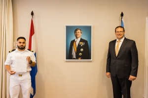Gobernador di Aruba a otorga Decreto Real na dos marinier Arubiano   