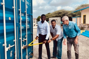 Tres scol na Aruba ta a haya container yen di mobilario for di Hulanda