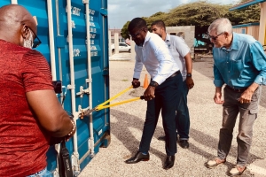 Tres scol na Aruba ta a haya container yen di mobilario for di Hulanda