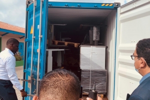 Tres scol na Aruba ta a haya container yen di mobilario for di Hulanda