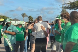 Partidonan politico a campaña activamente den weekend atrobe