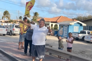 Partidonan politico a campaña activamente den weekend atrobe