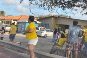 Partidonan politico a campaña activamente den weekend atrobe