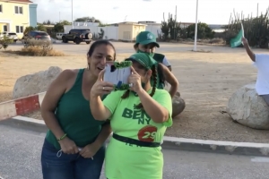Sostenedornan di Benny Sevinger a acudi atrobe na warda di Santa Cruz 