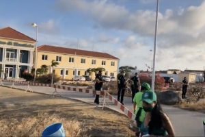 Sostenedornan di Benny Sevinger a acudi atrobe na warda di Santa Cruz 