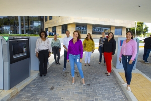 Aruba Bank ta duna danki na partners cu a aporta na Hato Drive-Thru Center