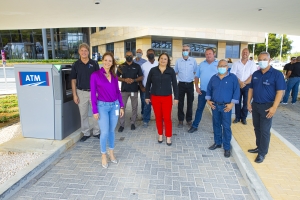 Aruba Bank ta duna danki na partners cu a aporta na Hato Drive-Thru Center
