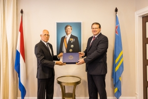Gobernador Boekhoudt ta entrega condecoracion na Gerrit H. Griffith