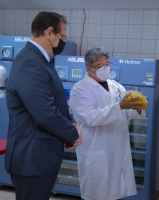 Gobernador a bishita Bloedbank y ta registra pa bira donante 